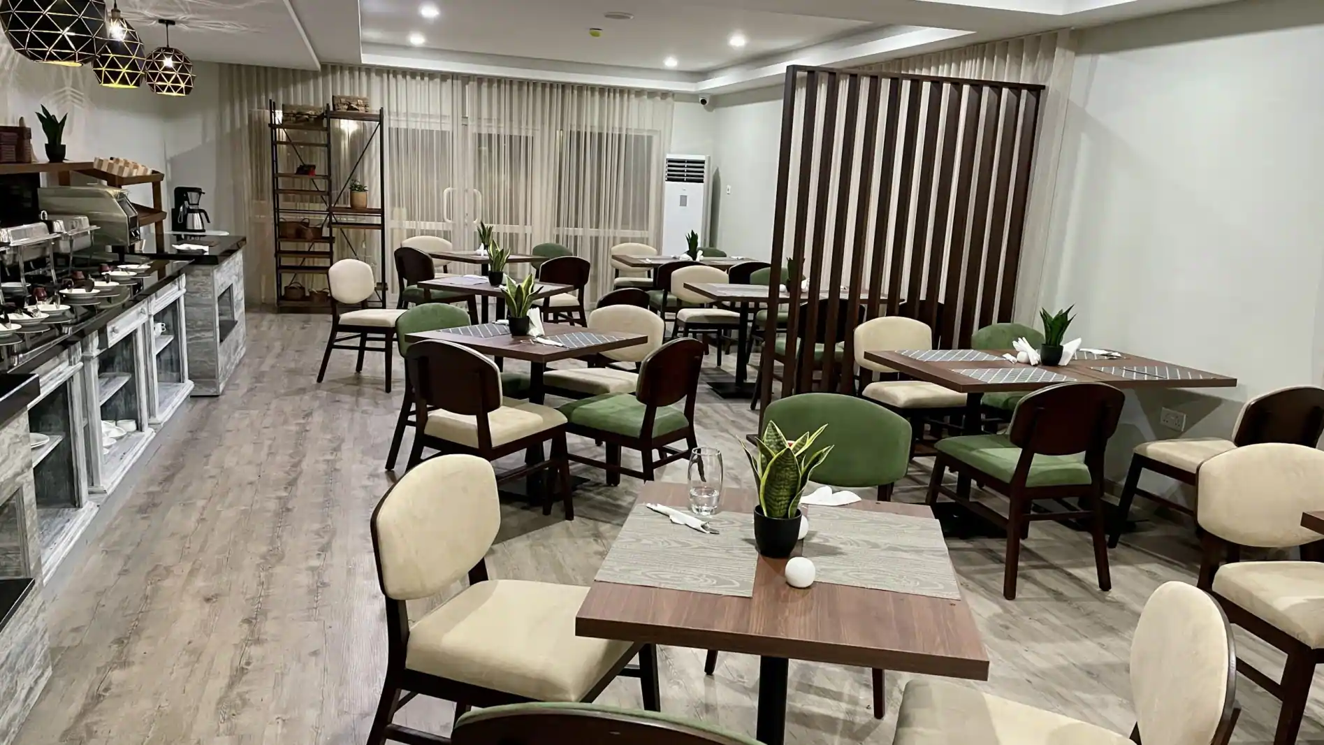 Lamaniya central hotels restaurant